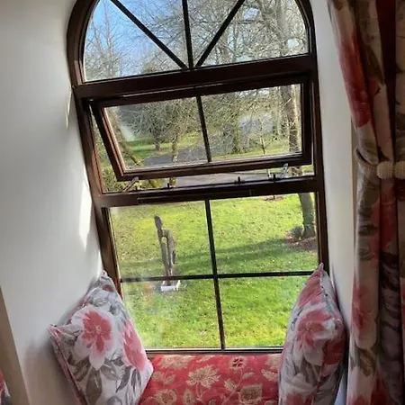 Cut Limestone Riverside Daire *